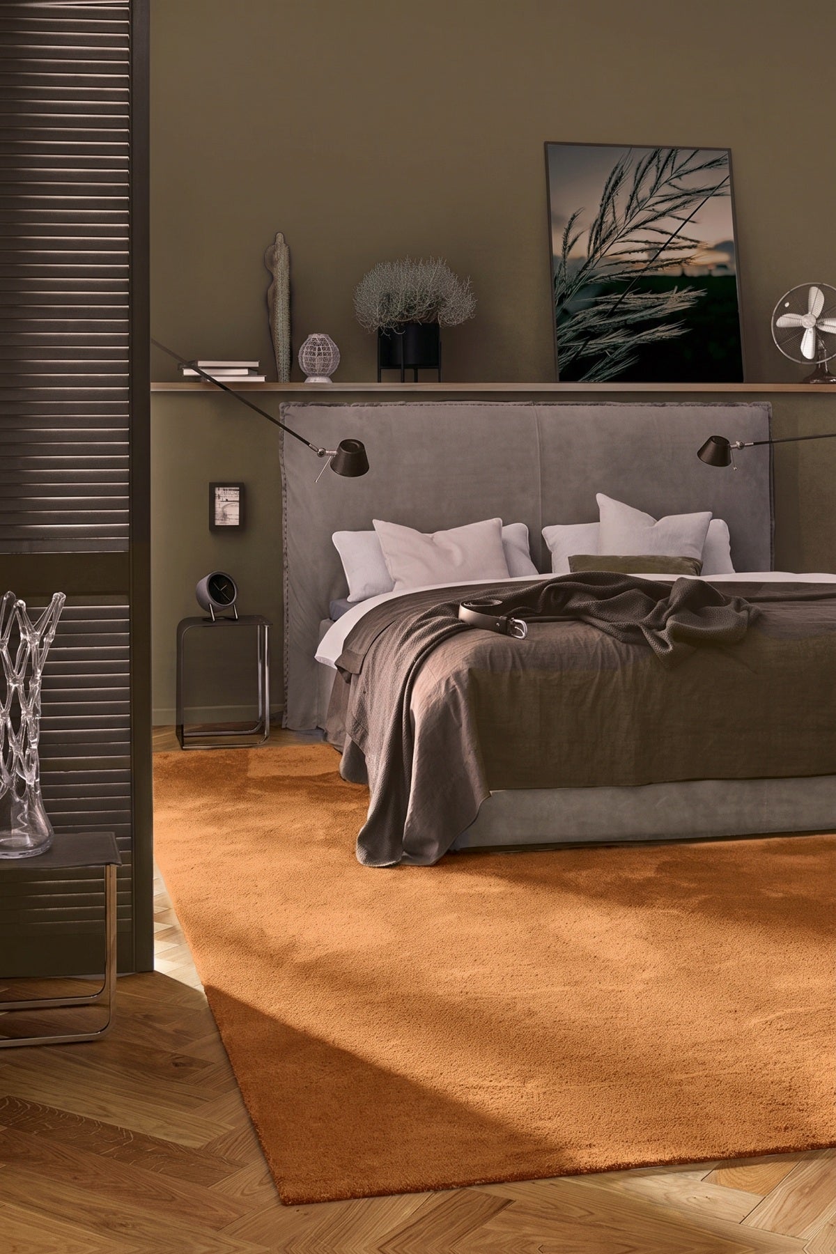 Lilia Teppichboden | Farbe: Cognac (246) | Raumbild 1 (Beispielbild, Farbe kann abweichen)