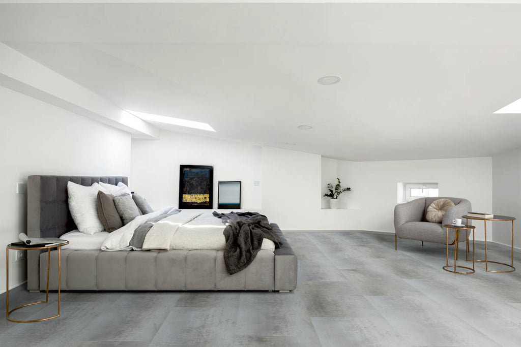 Lordavia Beton Wolkengrau Klickvinyl – Raumbeispiel (Farbe kann abweichen)