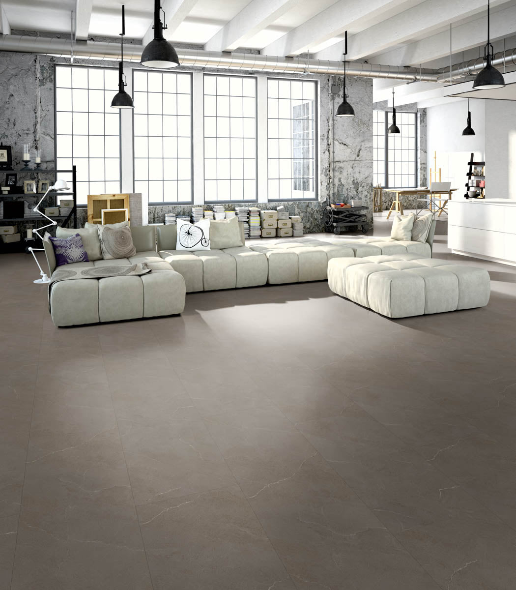 Lordavia Stein Taupe Klickvinyl – Raumbeispiel (Farbe kann abweichen)