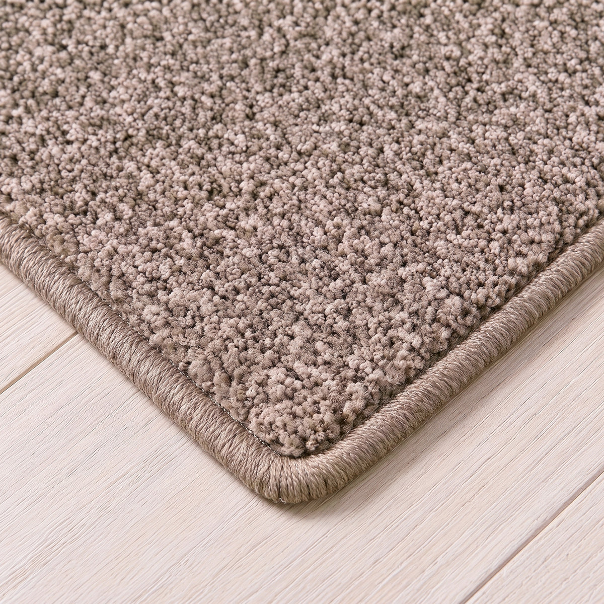 Mirello Teppich nach Maß | Farbe: Taupe (430) | gekettelte Kante (Beispielbild, Farbe kann abweichen)