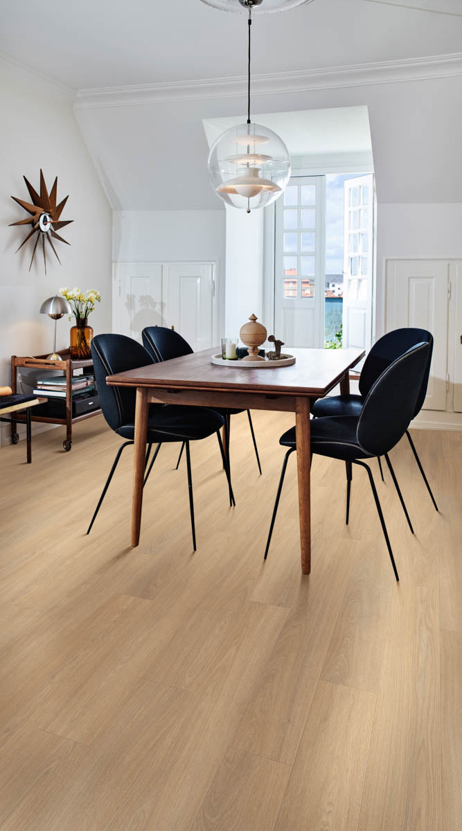 Mondesto Eiche Sand Klickvinyl – Raumbeispiel (Farbe kann abweichen)