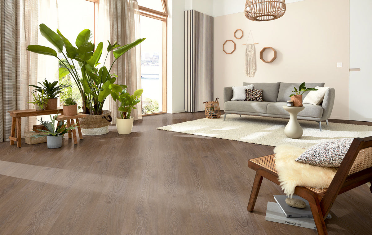 Monverino Eiche Mokka Klickvinyl – Raumbeispiel (Farbe kann abweichen)