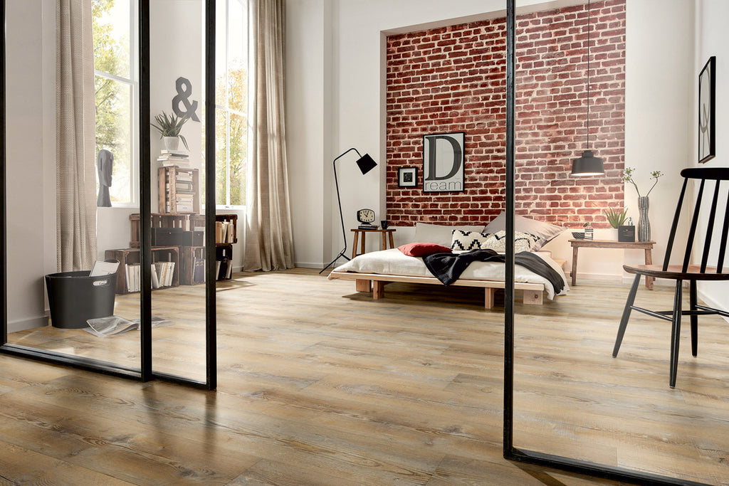 Monverino Pinie Natur Klickvinyl – Raumbeispiel (Farbe kann abweichen)