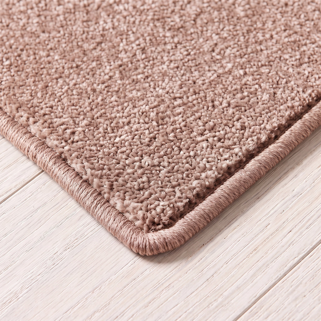Nuvara Teppich nach Maß | Farbe: Puder (012) | gekettelte Kante (Beispielbild, Farbe kann abweichen)