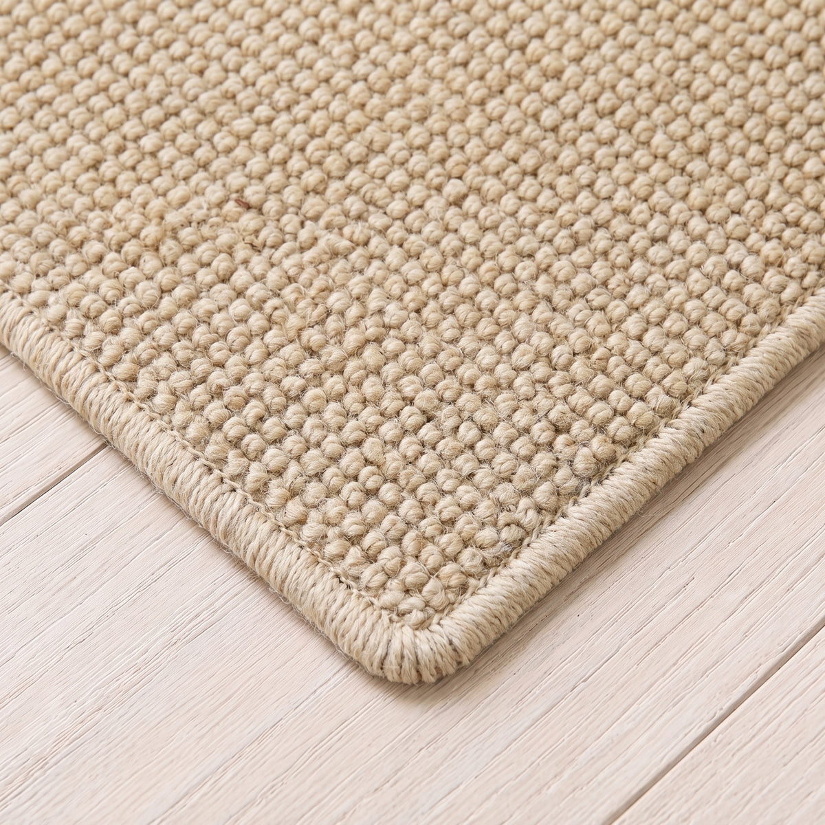 Odalis Teppich nach Maß | Farbe: Sand (121) | gekettelte Kante (Beispielbild, Farbe kann abweichen)