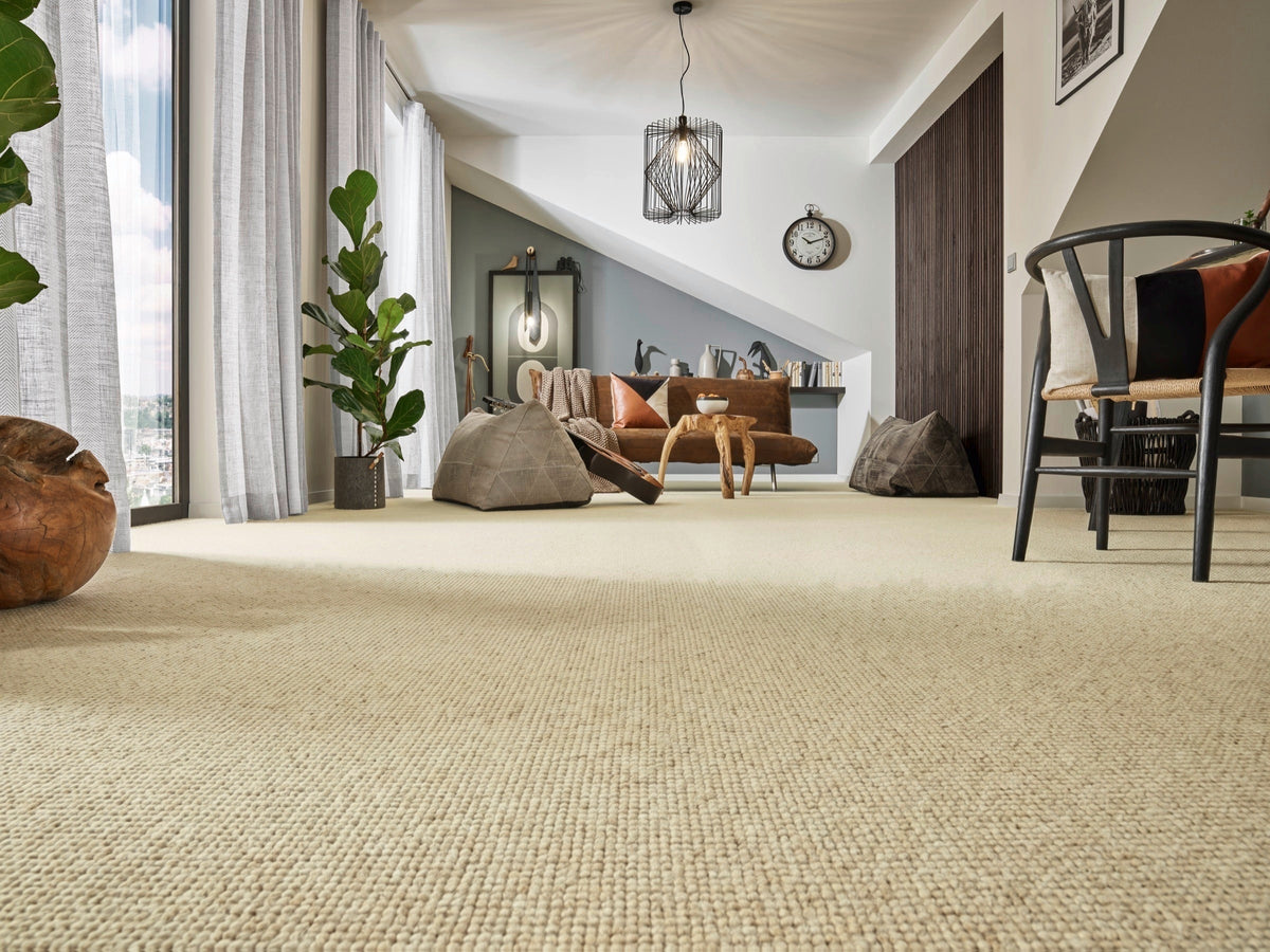 Odalis Teppichboden | Farbe: Sand (121) | Raumansicht (Beispielbild, Farbe kann abweichen)