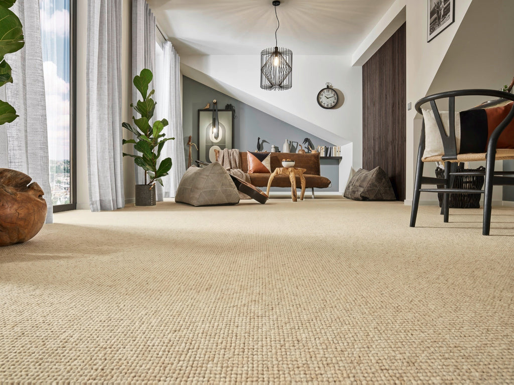 Odalis Teppichboden | Farbe: Sand (121) | Raumansicht (Beispielbild, Farbe kann abweichen)