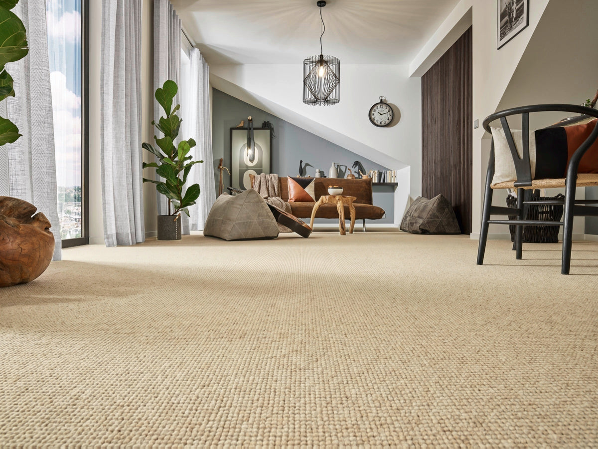 Odalis Teppichboden | Farbe: Sand (121) | Raumansicht (Beispielbild, Farbe kann abweichen)