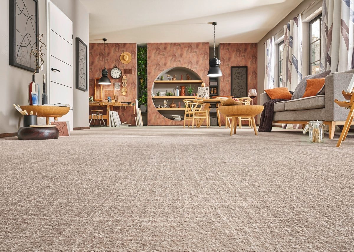 Ornata Teppichboden | Farbe: Taupe (049) | Raumansicht (Beispielbild, Farbe kann abweichen)