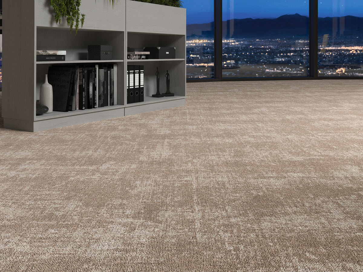 Pathora Teppichfliese 50x50cm | Farbe: Taupe (050) | Raumbild 2 (Beispielbild, Farbe kann abweichen)
