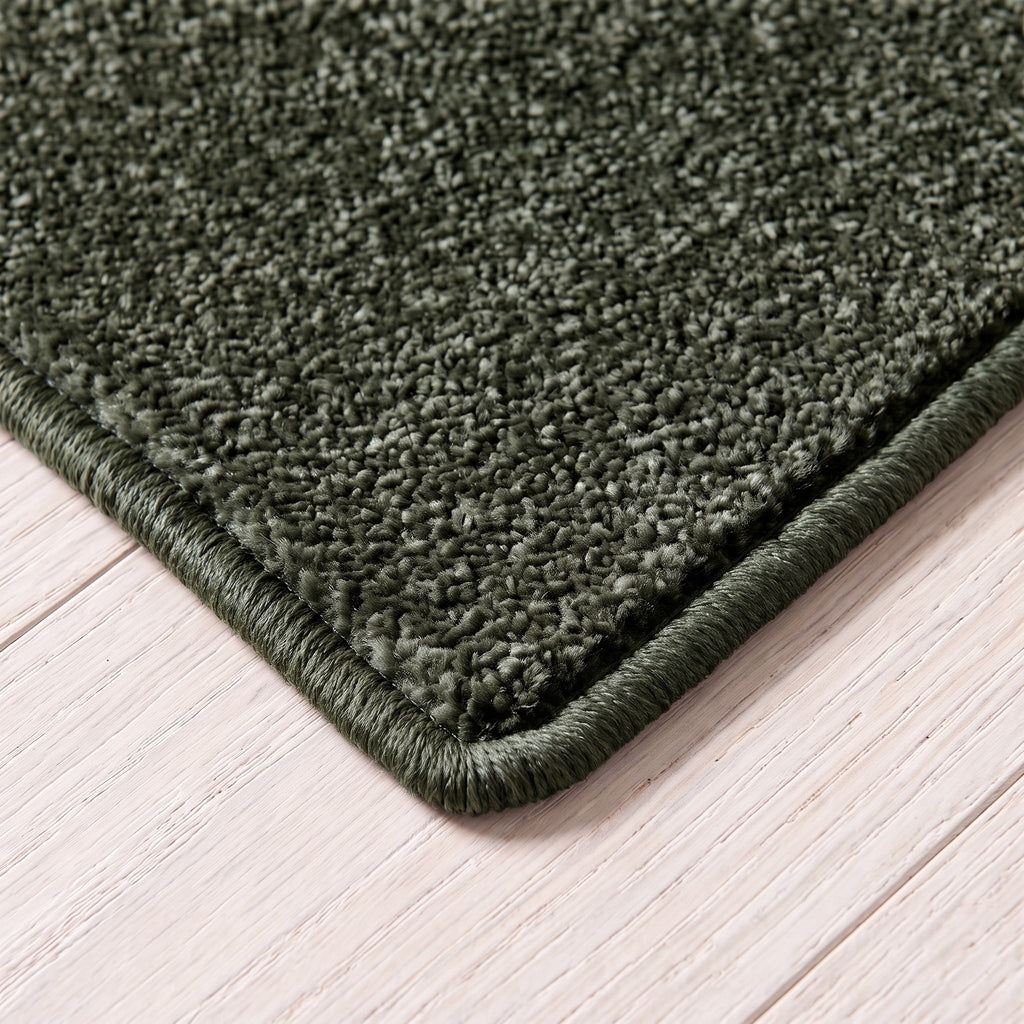 Piumera Teppich nach Maß | Farbe: Grün Tief | gekettelte Kante (Beispielbild, Farbe kann abweichen)