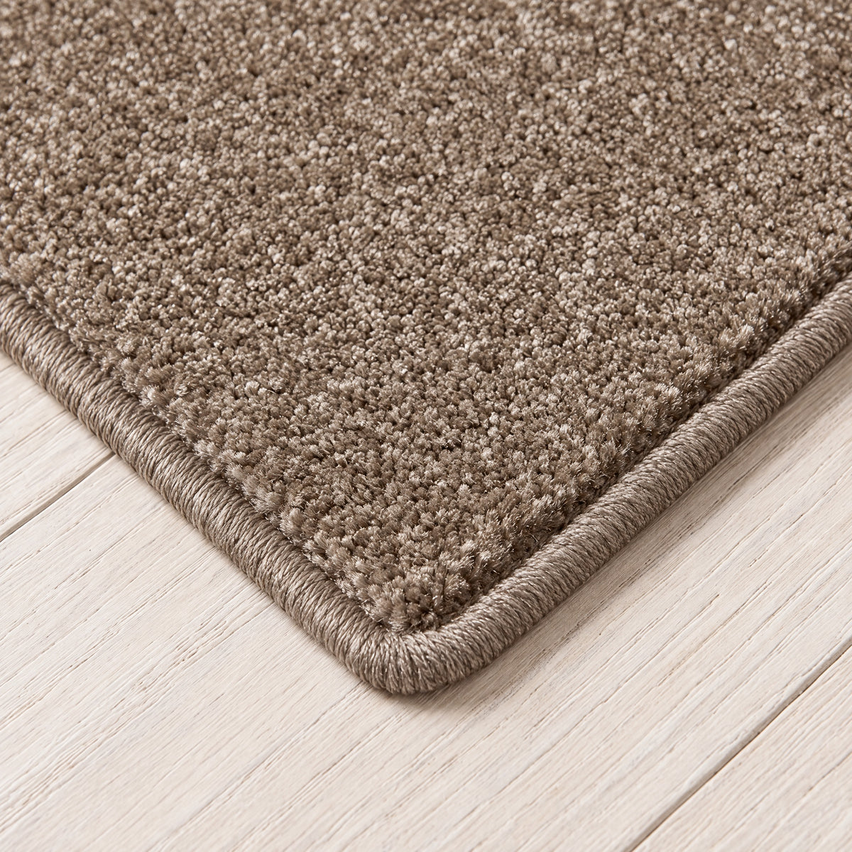 Piumera Teppich nach Maß | Farbe: Taupe Dunkel | gekettelte Kante (Beispielbild, Farbe kann abweichen)