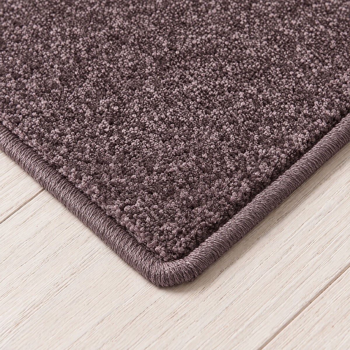 Piumera Teppich nach Maß | Farbe: Aubergine (041) | gekettelte Kante (Beispielbild, Farbe kann abweichen)