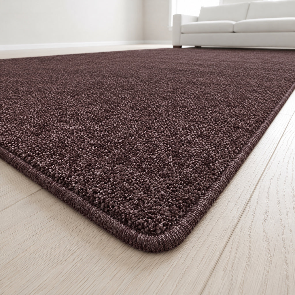 Piumera Teppich nach Maß | Farbe: Aubergine (041) | Kettelecke (Beispielbild, Farbe kann abweichen)