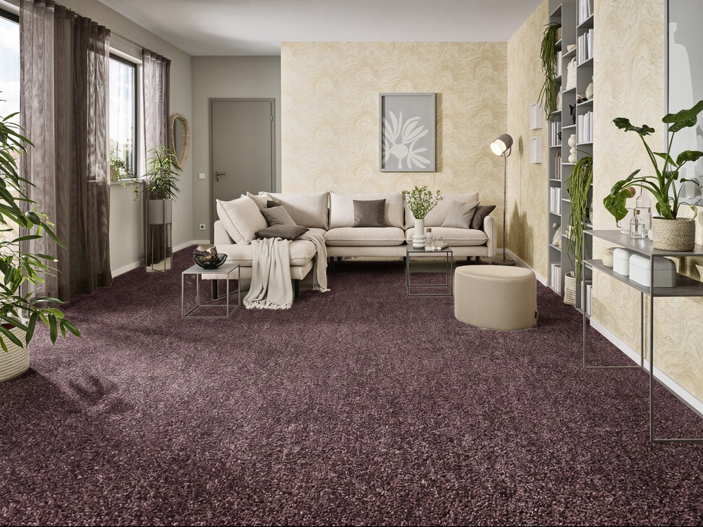 Piumera Teppich nach Maß | Farbe: Aubergine (041) | Raumansicht (Beispielbild, Farbe kann abweichen)