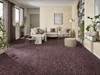 Piumera Teppich nach Maß | Farbe: Aubergine (041) | Raumansicht (Beispielbild, Farbe kann abweichen)