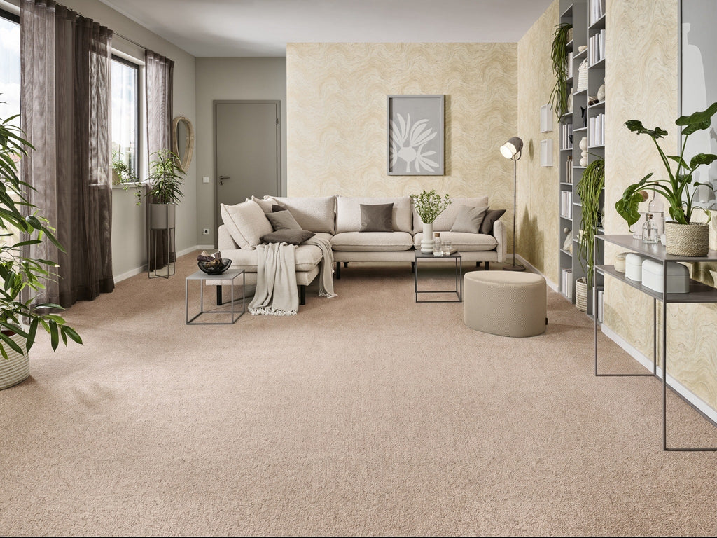 Piumera Teppich nach Maß | Farbe: Beige Mittel | Raumansicht (Beispielbild, Farbe kann abweichen)