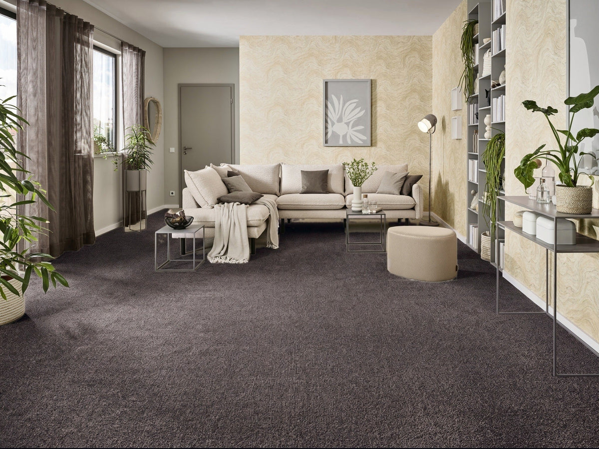 Piumera Teppich nach Maß | Farbe: Taupe Tief | Raumansicht (Beispielbild, Farbe kann abweichen)