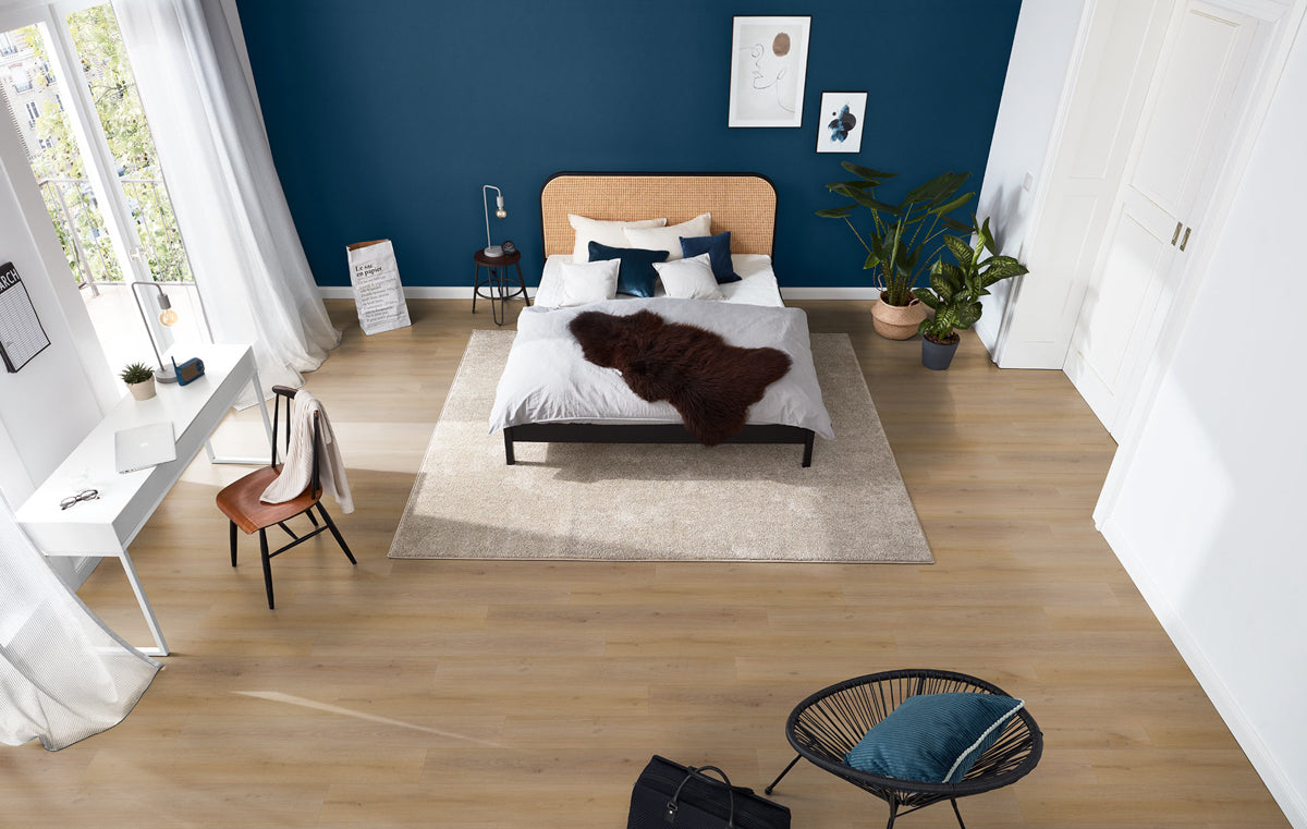 Pomlinano Eiche Natur Klebevinyl – Raumbeispiel (Farbe kann abweichen)