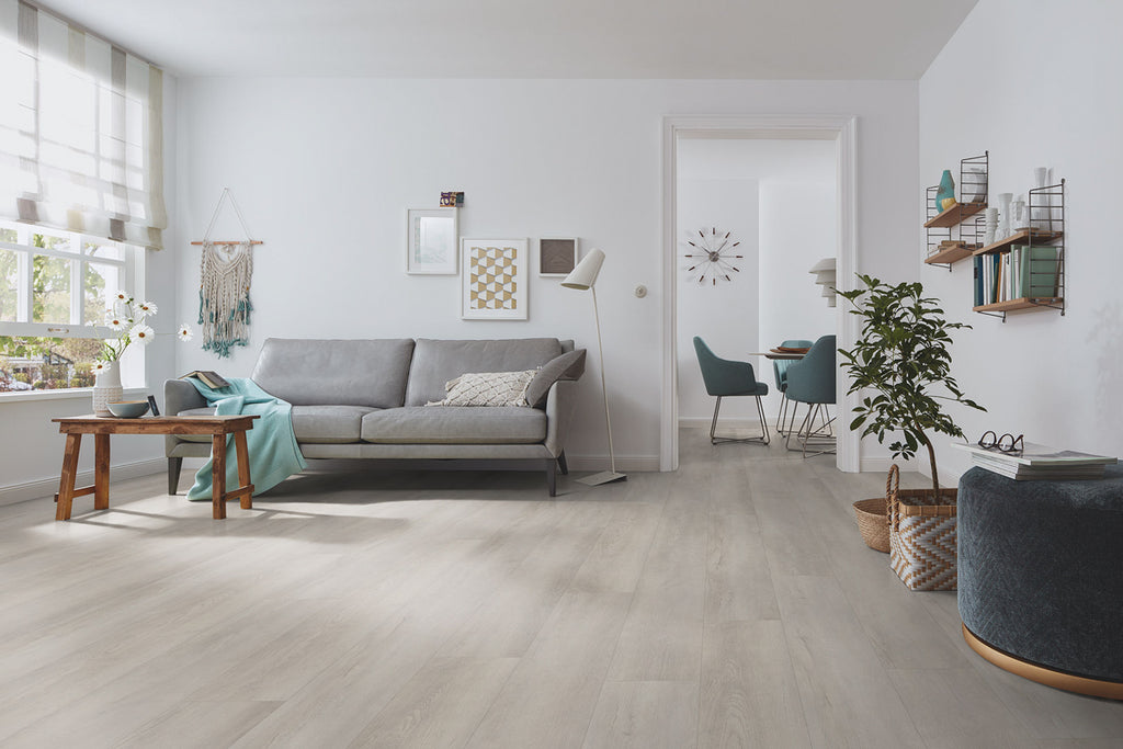 Pomlinano Eiche Polarweiß Klebevinyl – Raumbeispiel (Farbe kann abweichen)