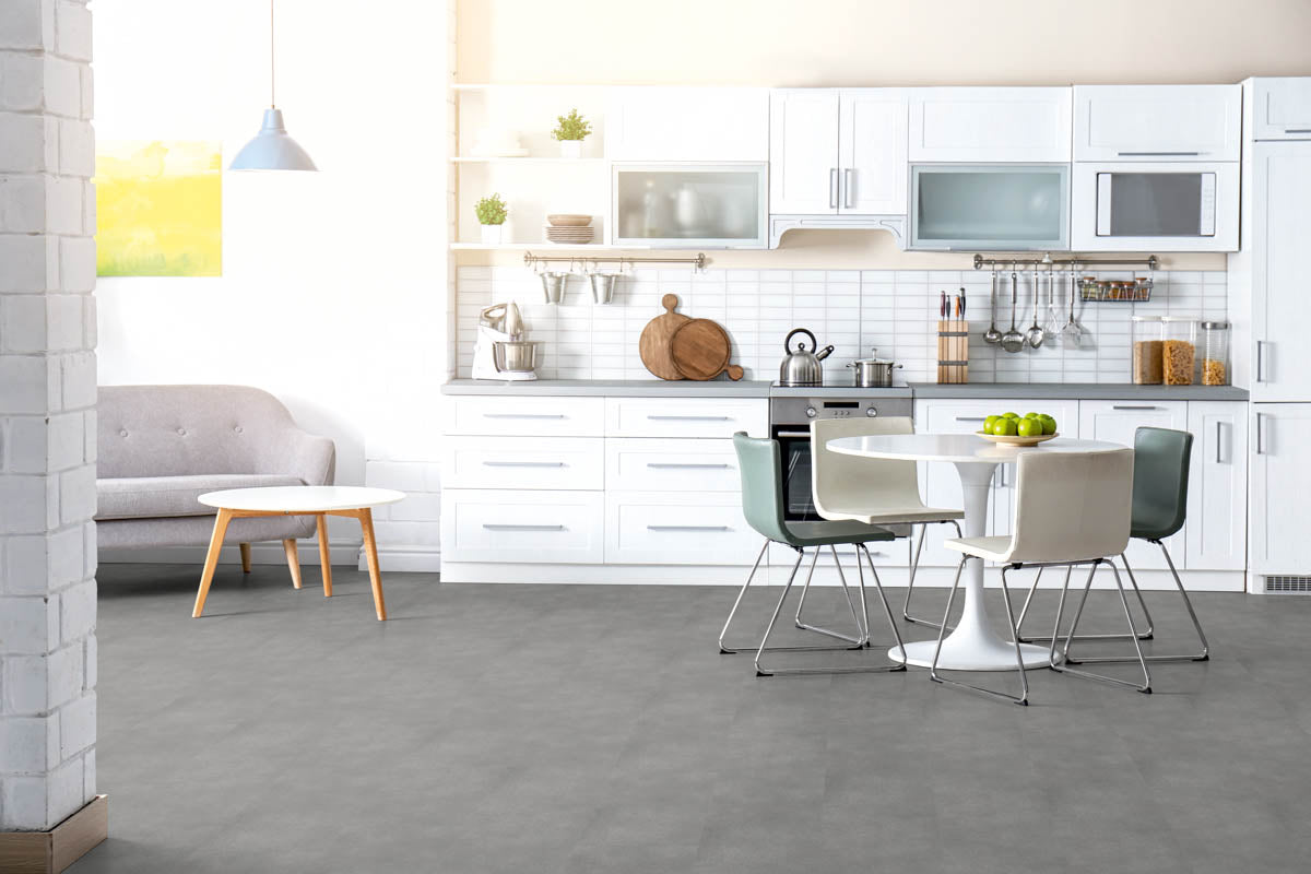 Pontando Zement Taupe Klebevinyl – Raumbeispiel (Farbe kann abweichen)