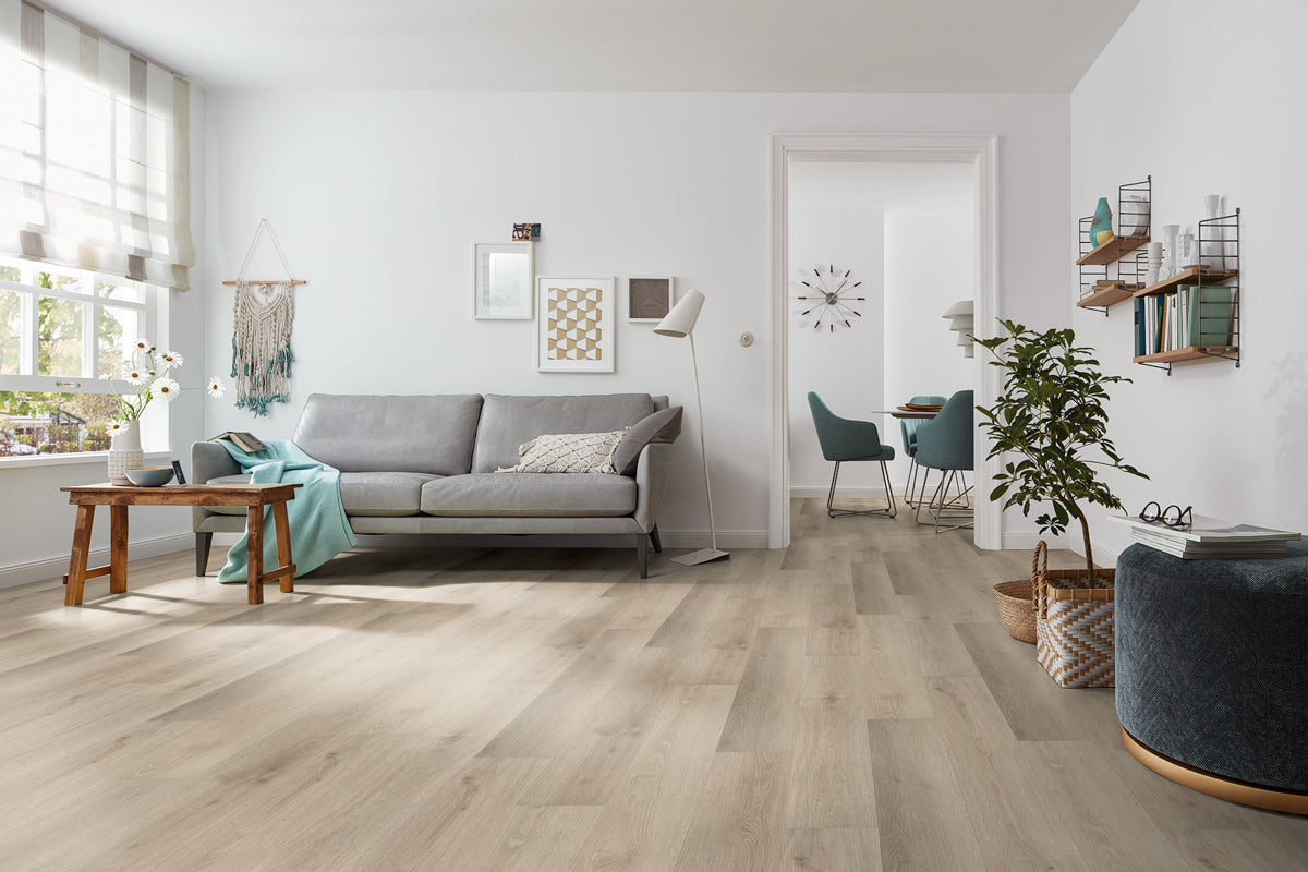 Prevero Eiche Kiesel Klebevinyl – Raumbeispiel (Farbe kann abweichen)