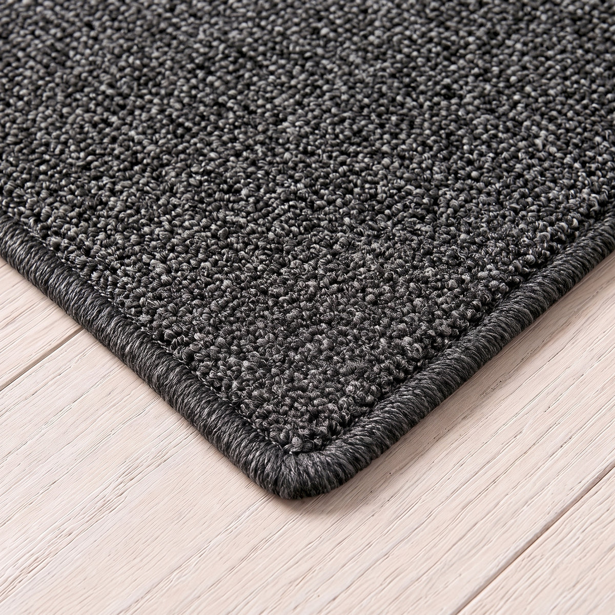 Quarzo Teppich nach Maß | Farbe: Anthrazit (0527) | gekettelte Kante (Beispielbild, Farbe kann abweichen)
