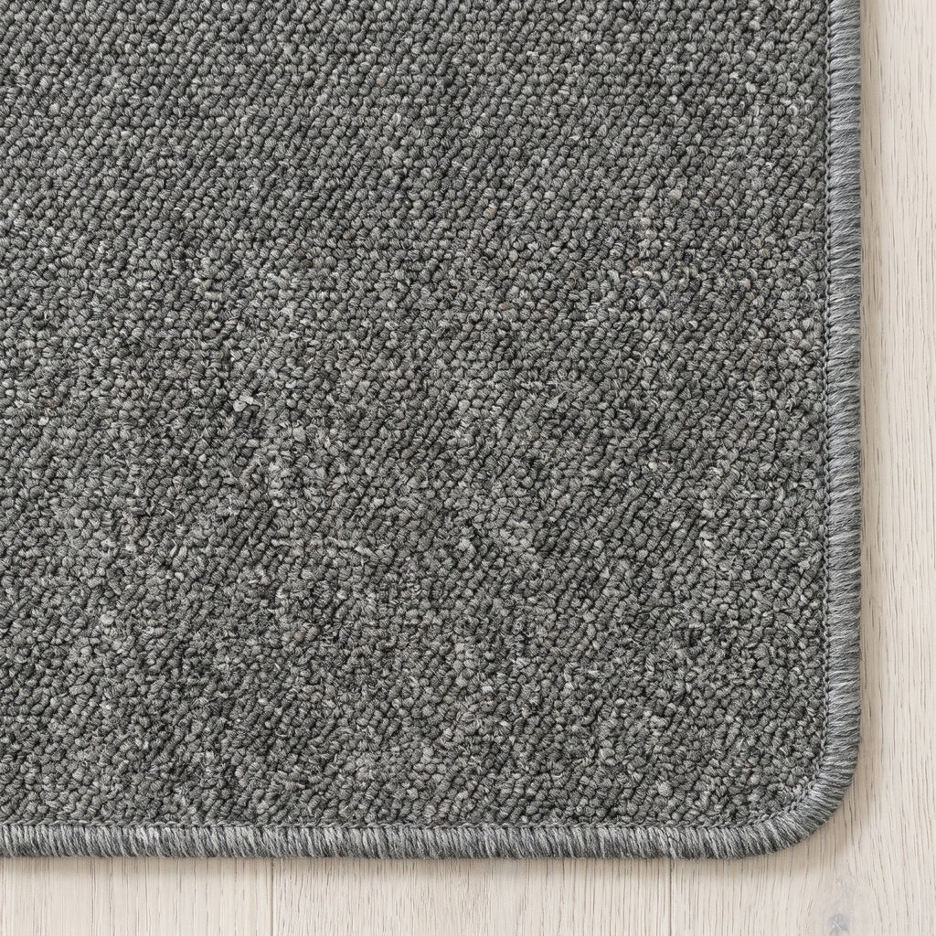 Quarzo Teppich nach Maß | Farbe: Grau (0573) | gekettelte Kante (Beispielbild, Farbe kann abweichen)