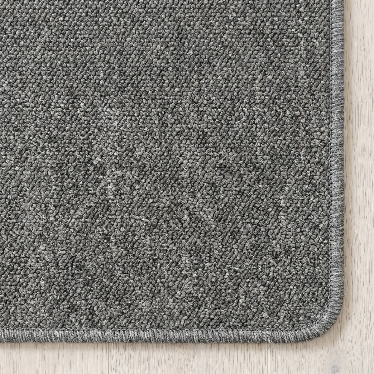 Quarzo Teppich nach Maß | Farbe: Grau (0573) | gekettelte Kante (Beispielbild, Farbe kann abweichen)