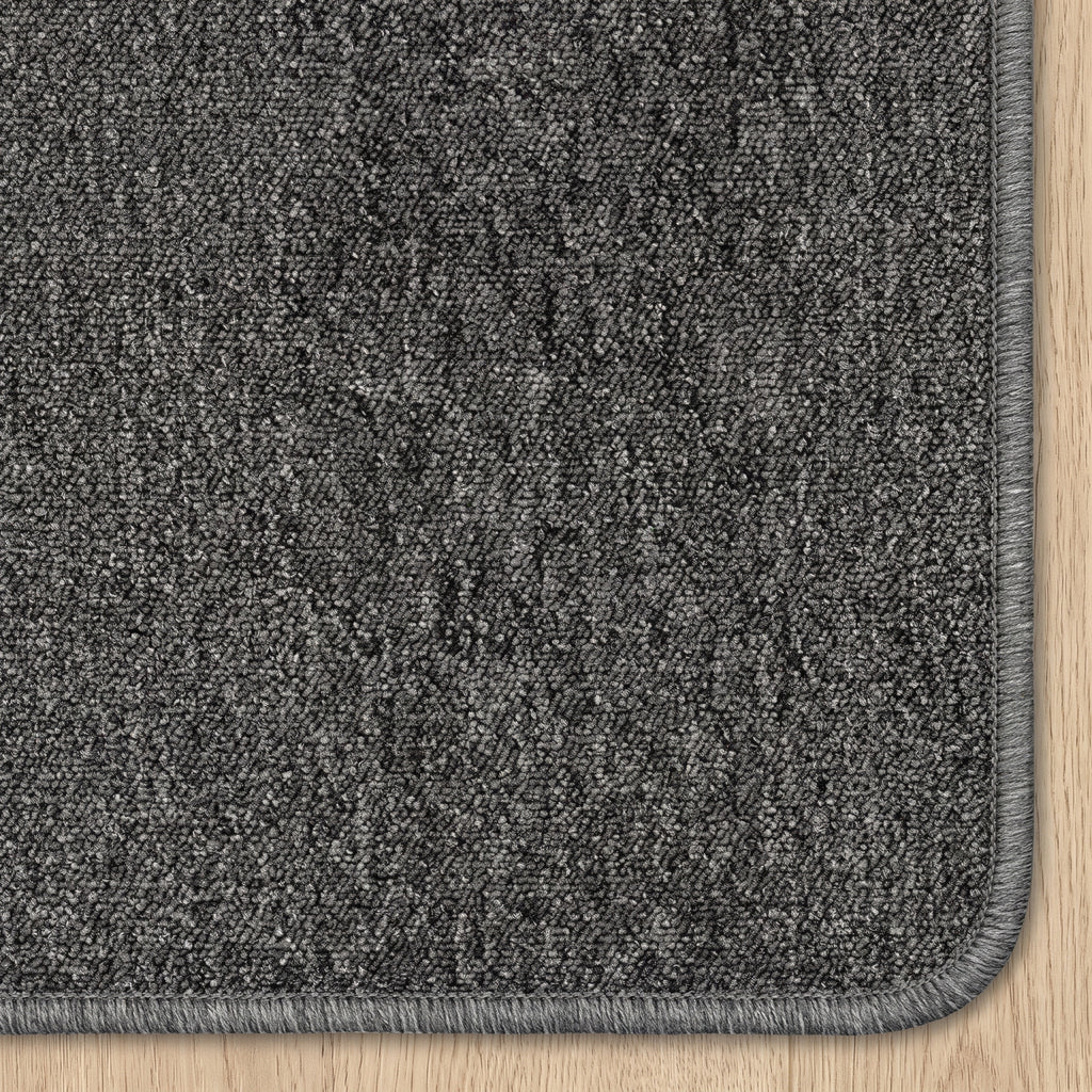 Quarzo Teppich nach Maß | Farbe: Graphit (0576) | gekettelte Kante (Beispielbild, Farbe kann abweichen)
