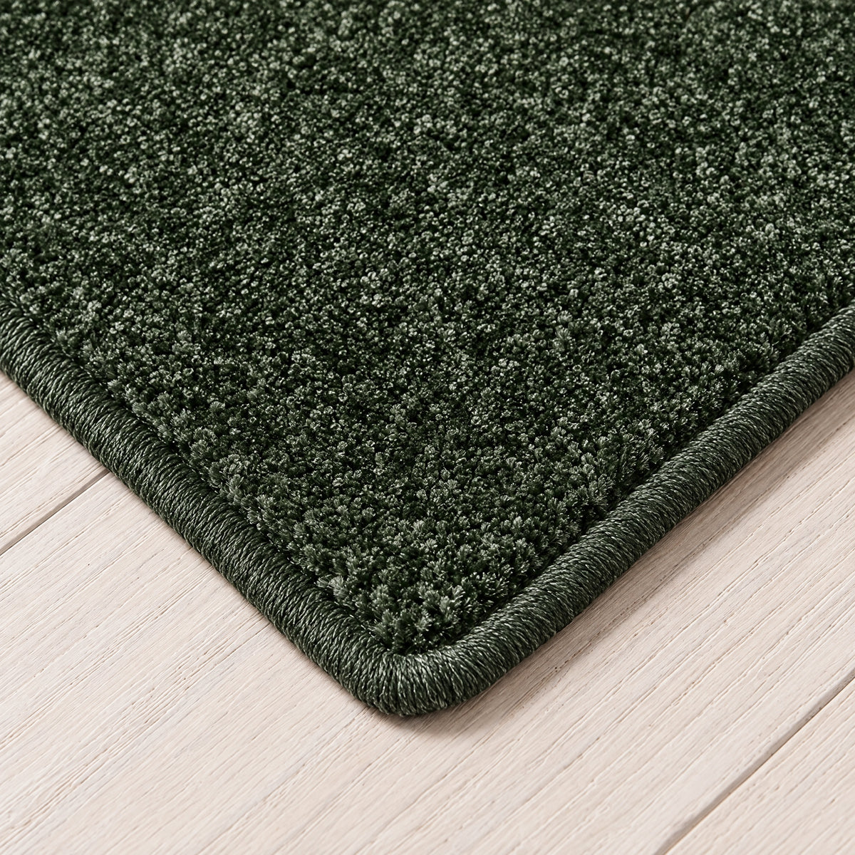 Reganza Teppich nach Maß | Farbe: Grün Tief | gekettelte Kante (Beispielbild, Farbe kann abweichen)