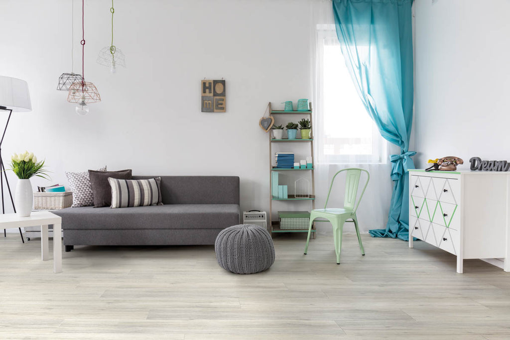 Rostavo Eiche Silbergrau Klickvinyl – Raumbeispiel (Farbe kann abweichen)