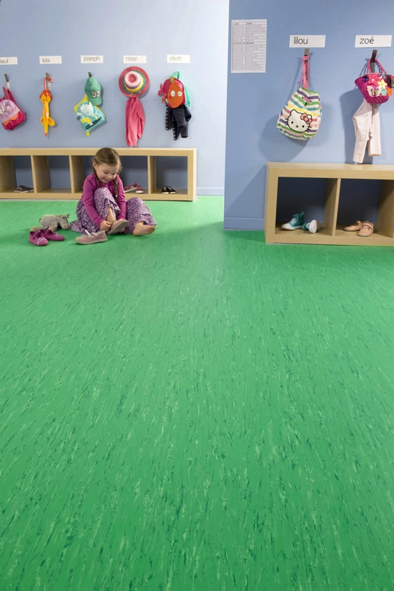 Rovanta Grün Fliese – Klebevinyl 2mm | Raumansicht (Beispielbild, Farbe kann abweichen)