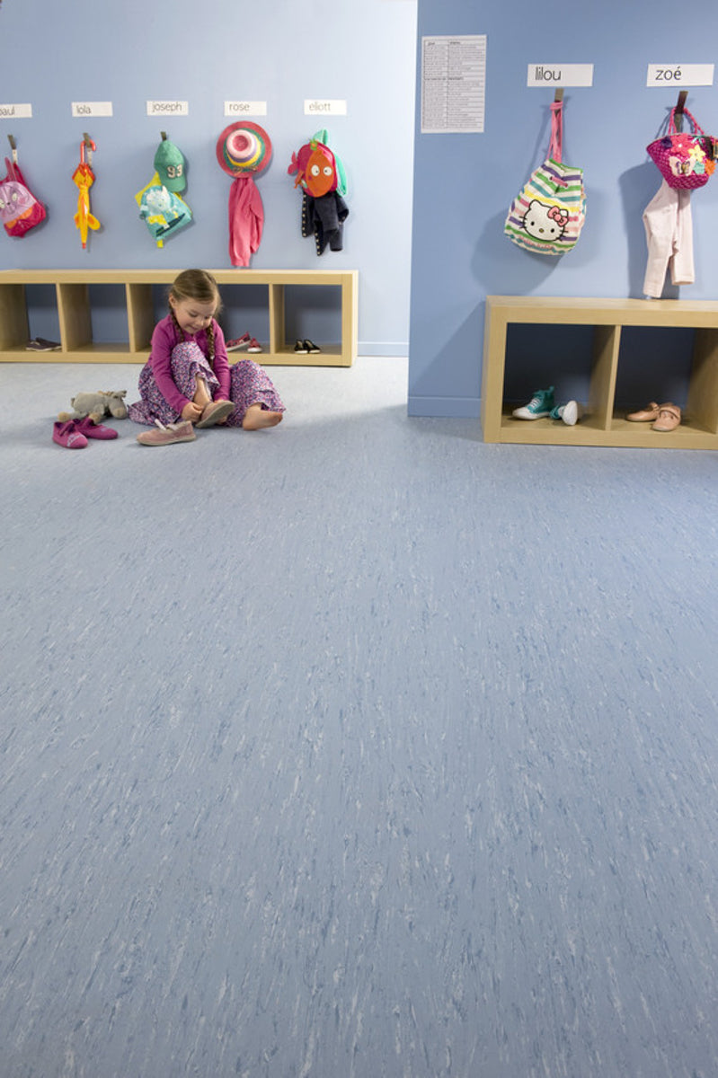 Rovanta Himmelblau Fliese – Klebevinyl 2mm | Raumansicht