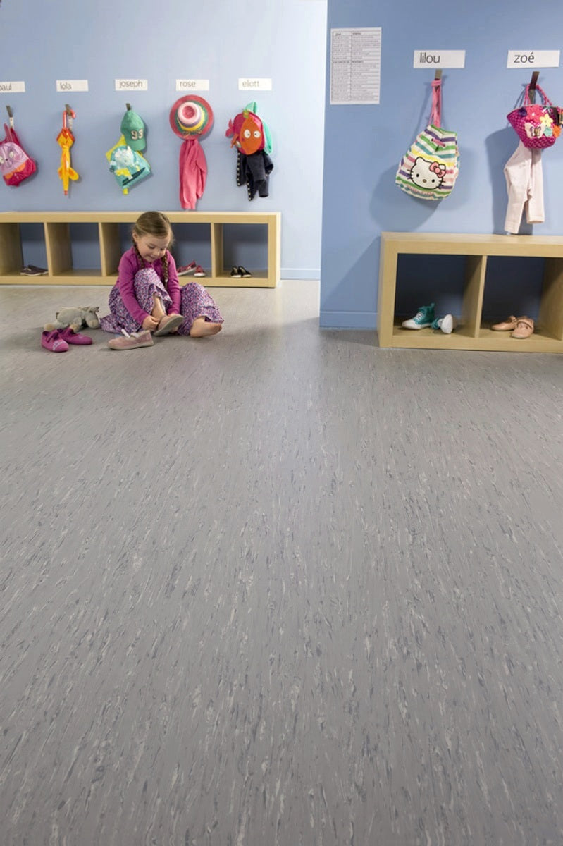 Rovanta Mittelgrau Fliese – Klebevinyl 2mm | Raumansicht (Beispielbild, Farbe kann abweichen)
