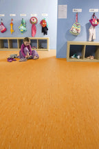 Rovanta Orange Fliese – Klebevinyl 2mm | Raumansicht (Beispielbild, Farbe kann abweichen)