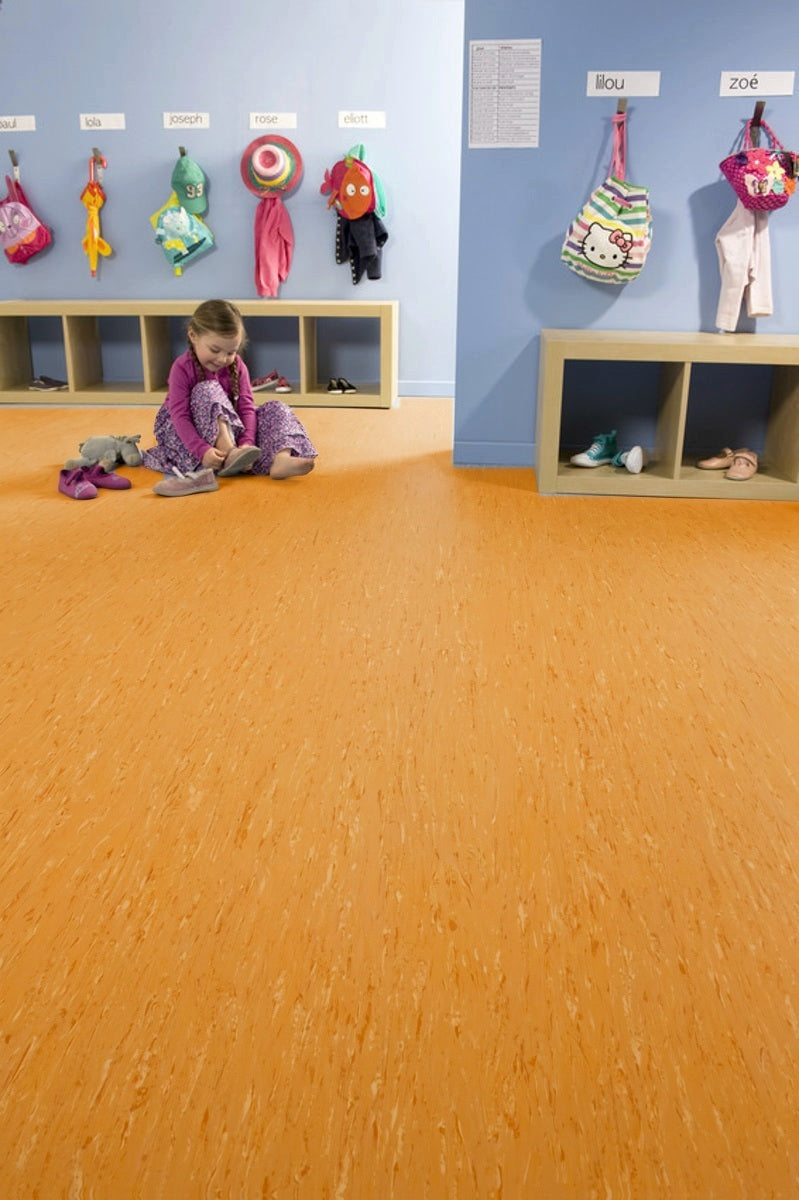Rovanta Orange Fliese – Klebevinyl 2mm | Raumansicht (Beispielbild, Farbe kann abweichen)