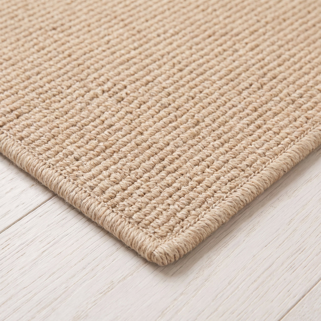 Rubella Teppich nach Maß | Farbe: Sand (064) | gekettelte Kante (Beispielbild, Farbe kann abweichen)