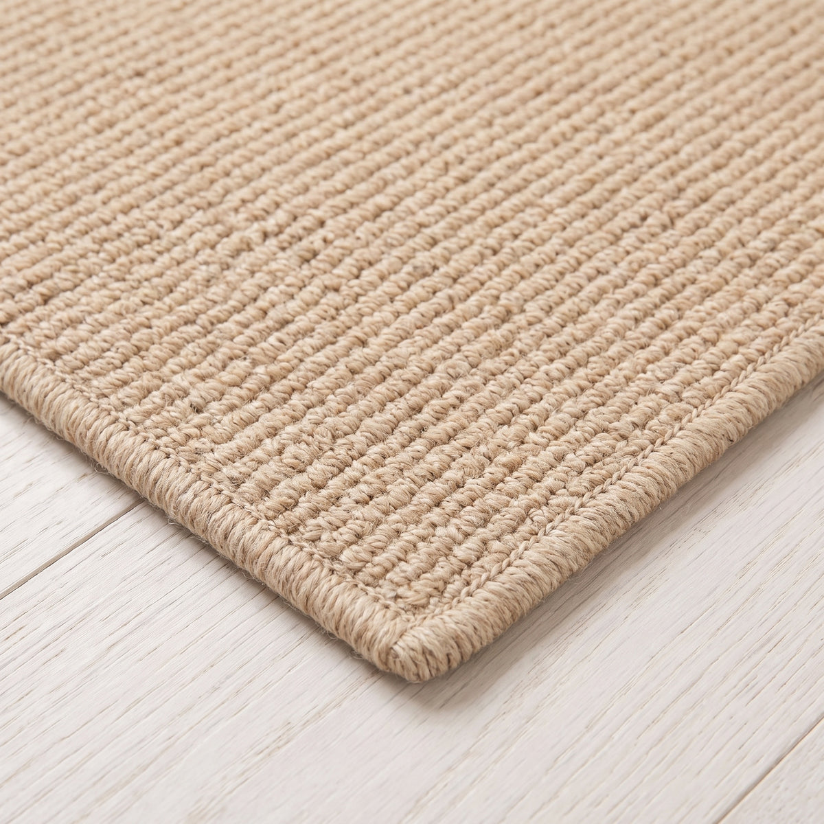 Rubella Teppich nach Maß | Farbe: Sand (064) | gekettelte Kante (Beispielbild, Farbe kann abweichen)