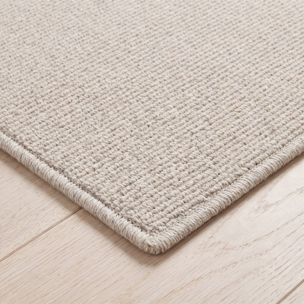 Rubella Teppich nach Maß | Farbe: Kiesel (070) | gekettelte Kante (Beispielbild, Farbe kann abweichen)