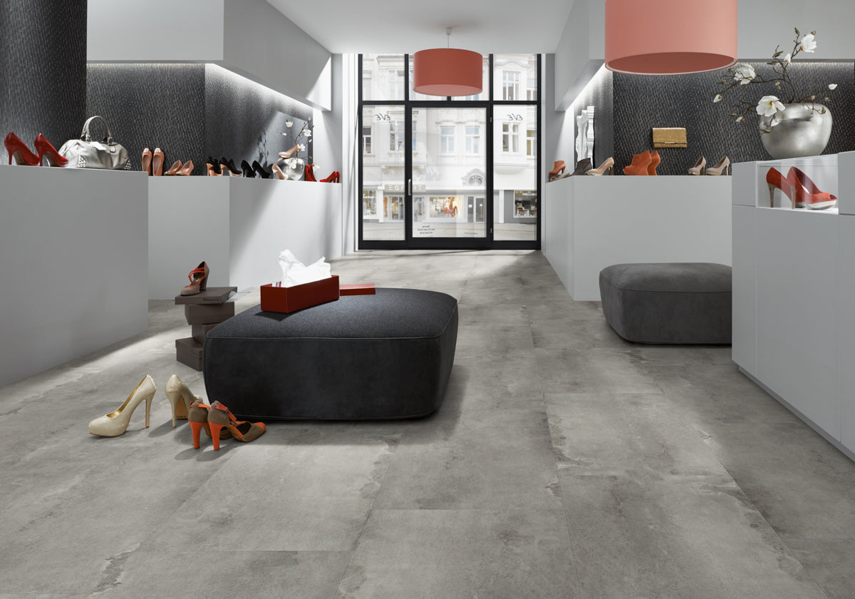 Sablino Beton Grau Klickvinyl – Raumbeispiel (Farbe kann abweichen)