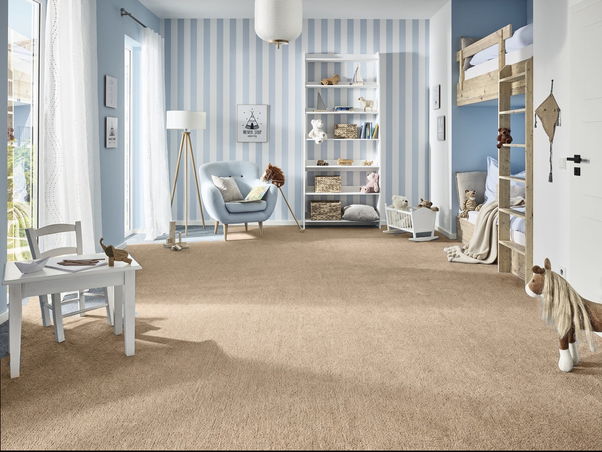 Savena Teppichboden | Farbe: Sand Warm | Raumansicht (Beispielbild, Farbe kann abweichen)