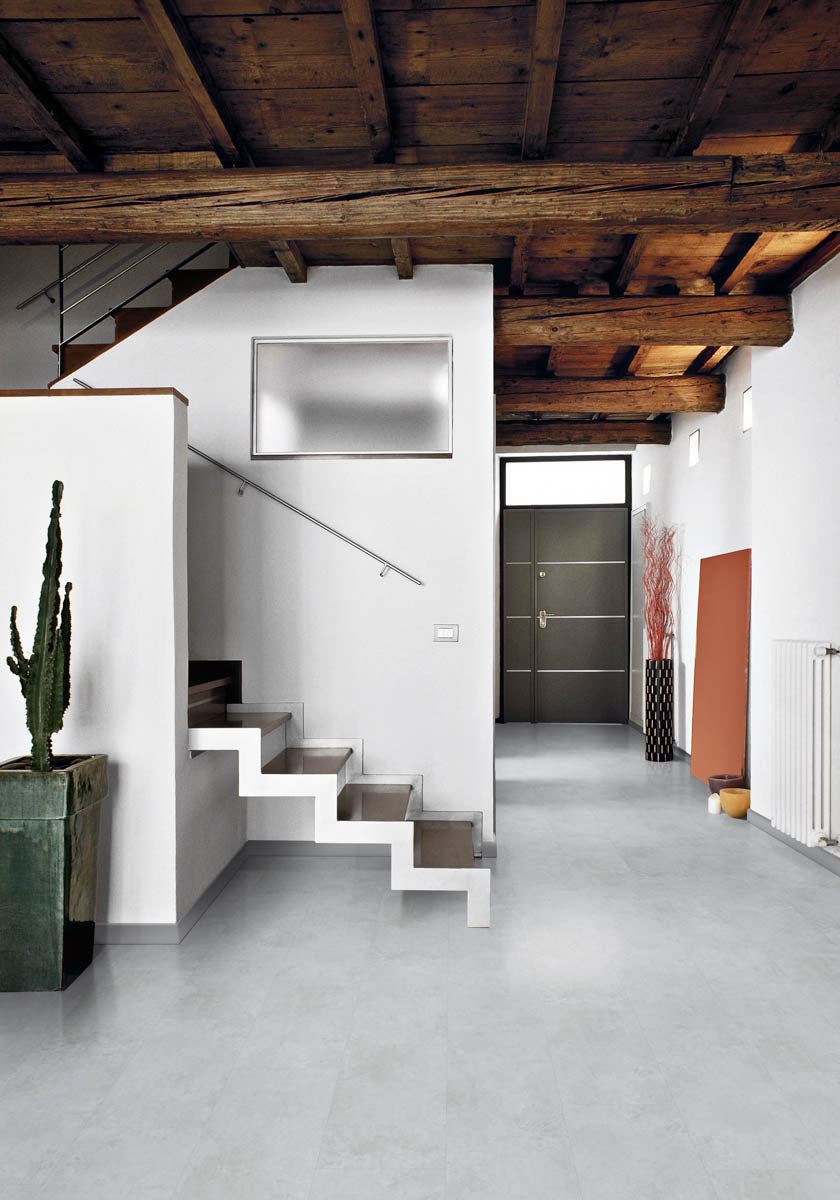 Solbado Beton Hellgrau Klickvinyl – Raumbeispiel (Farbe kann abweichen)