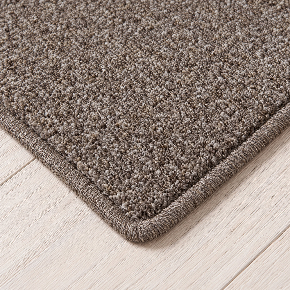 Solvana Teppich nach Maß | Farbe: Taupe Dunkel Dunkler | gekettelte Kante (Beispielbild, Farbe kann abweichen)