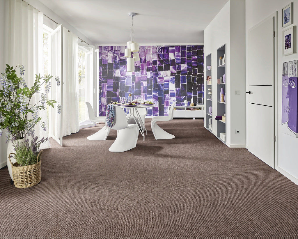 Solvana Teppichboden | Farbe: Taupe Dunkel Dunkler | Raumansicht (Beispielbild, Farbe kann abweichen)