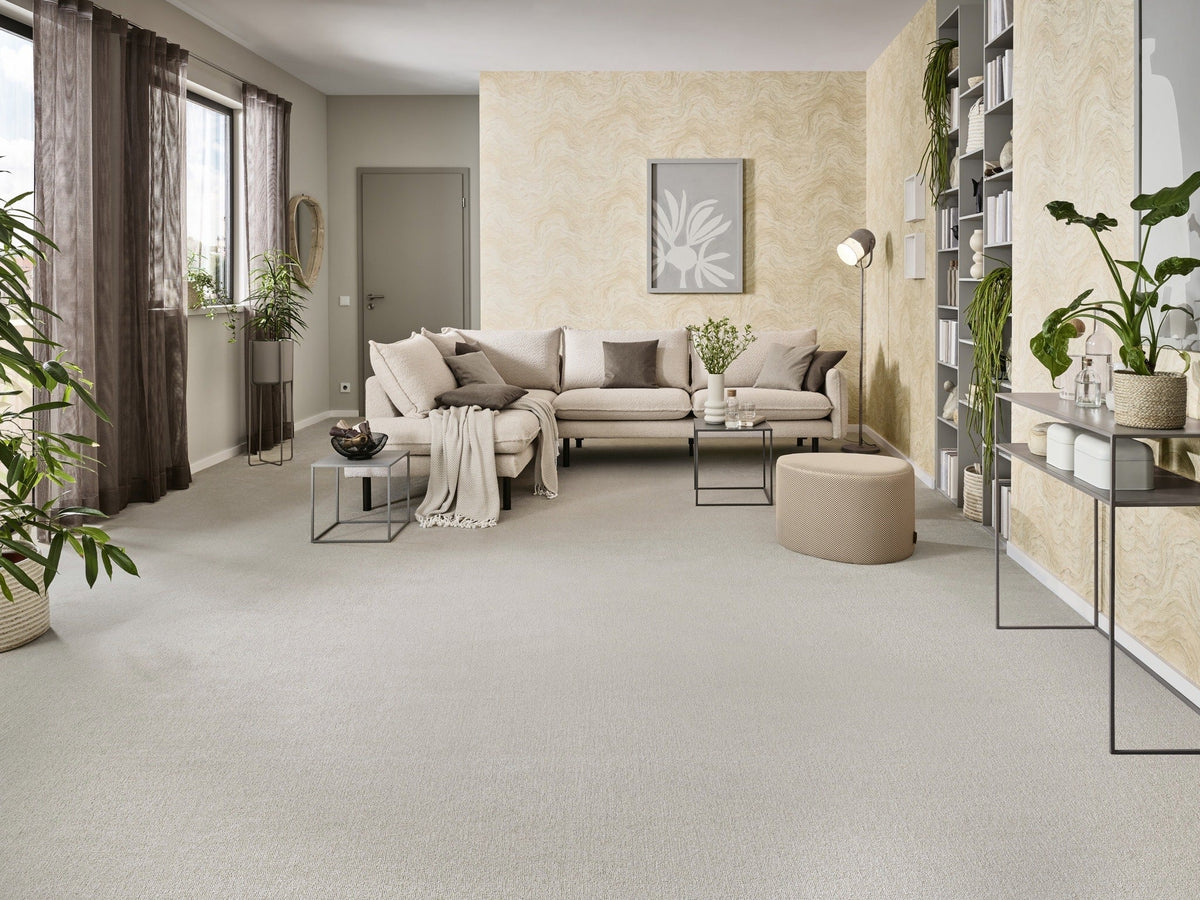 Mittelflor-Teppichboden in einem Wohnraum, Farbe Beige