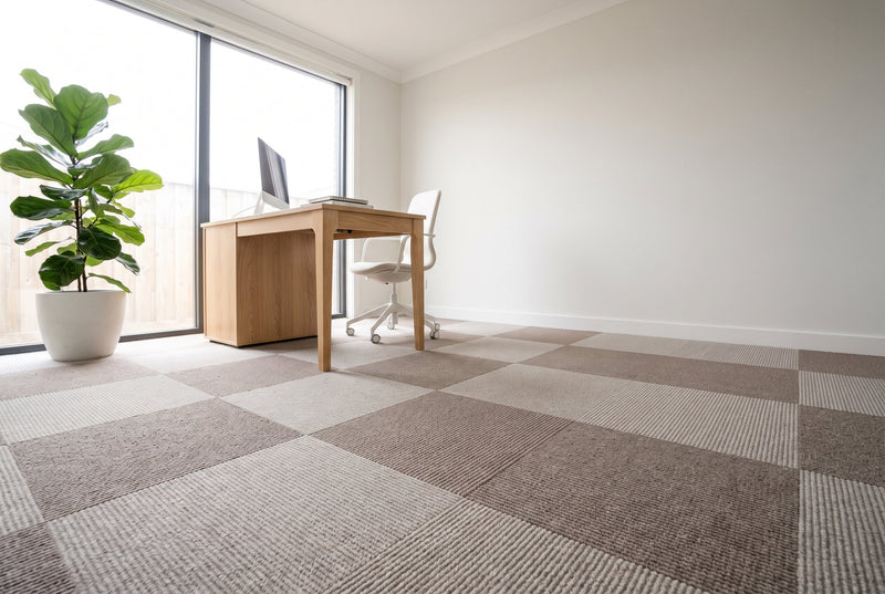 Arbeitszimmer mit Teppichfliesen im Schachbrett-Verlegemuster