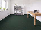 Titavo Nadelvlies Teppichboden | Farbe: Grün Tief | Raumansicht (Beispielbild, Farbe kann abweichen)