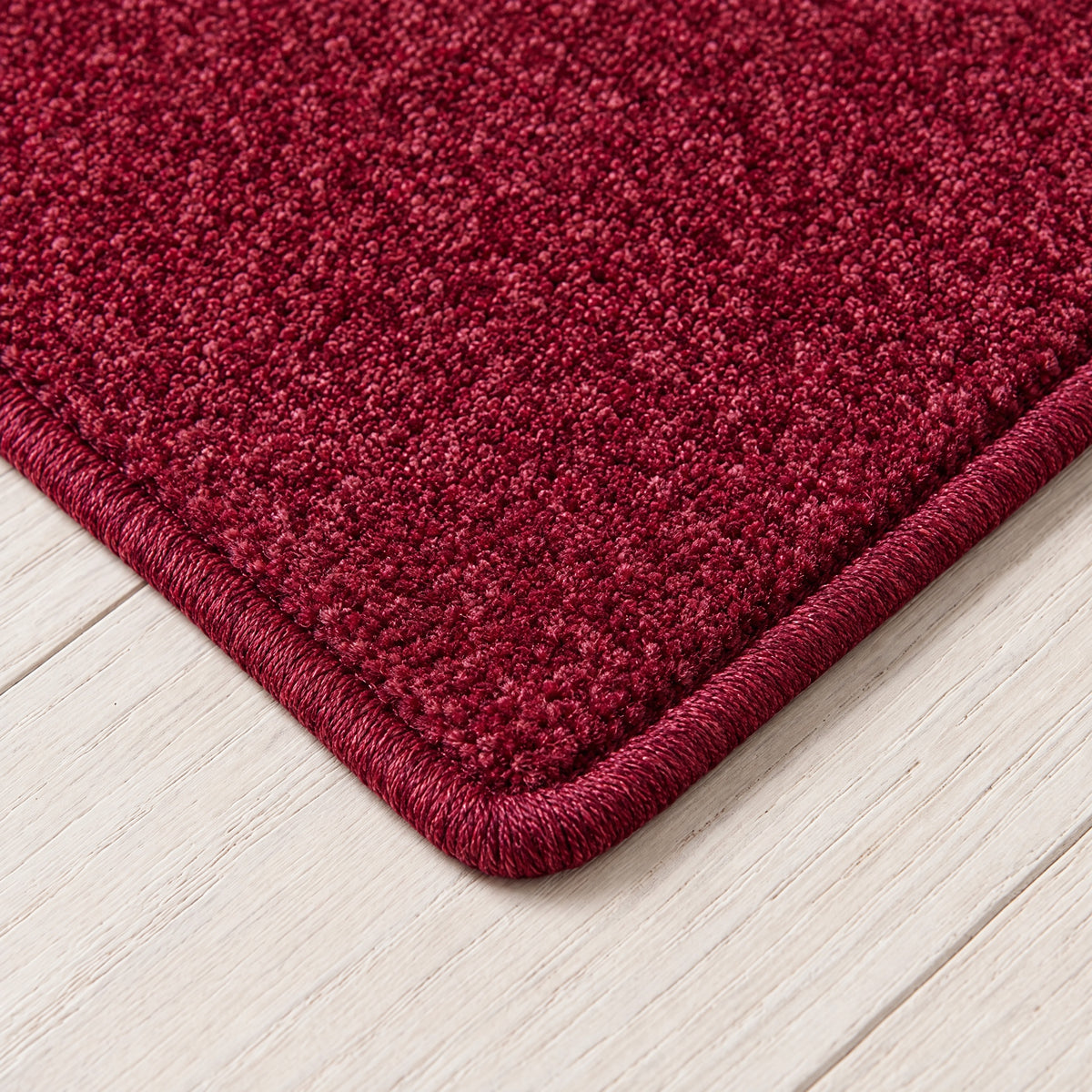 Torvana Teppich nach Maß | Farbe: Rot (015) | gekettelte Kante (Beispielbild, Farbe kann abweichen)