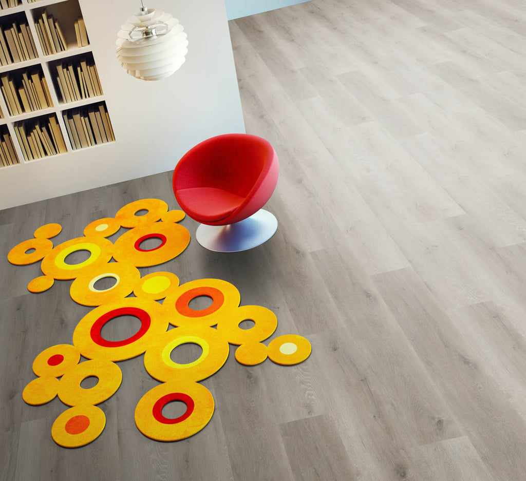 Tralinano Eiche Greige Klickvinyl – Raumbeispiel (Farbe kann abweichen)